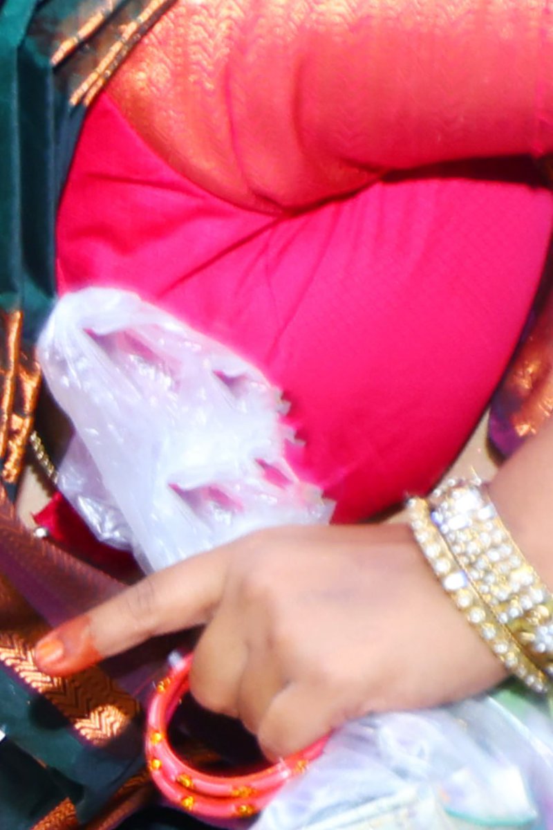 SqVarun's tweet photo. பால் மாடு #tamilauntys #hot #AuntyBodies https://t.co/1o0maDoKKU