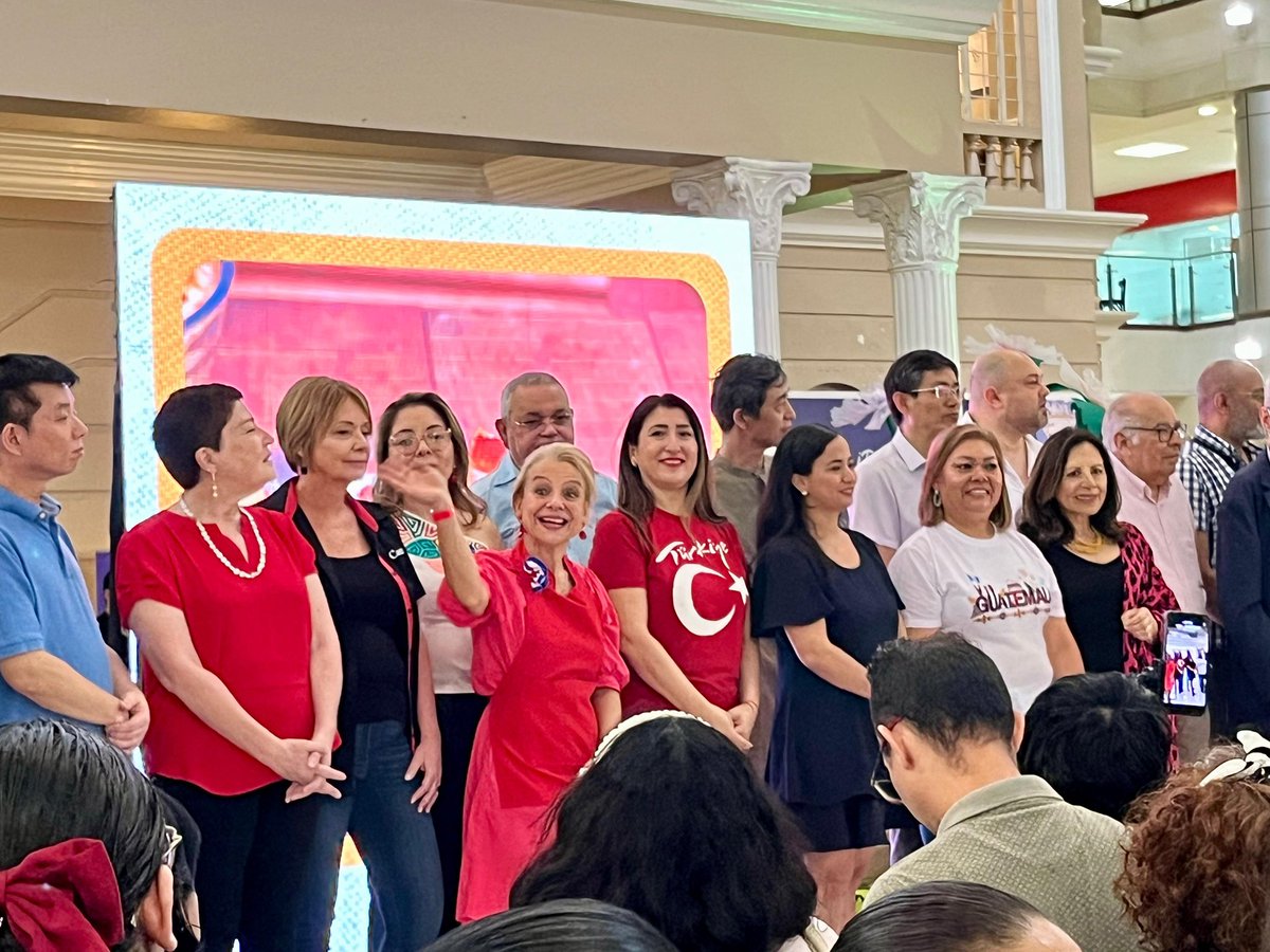 La CCI France El Salvador participó ayer en Galerías al Festival Gastronómico organizado por la Asociación de Cónyuges Diplomáticos y agradece la contribución de Delikat, Horno di Fab y Octavia. Un evento caritativo con la presencia de la Embajadora de 🇫🇷 , Anne Denis Blanchardon