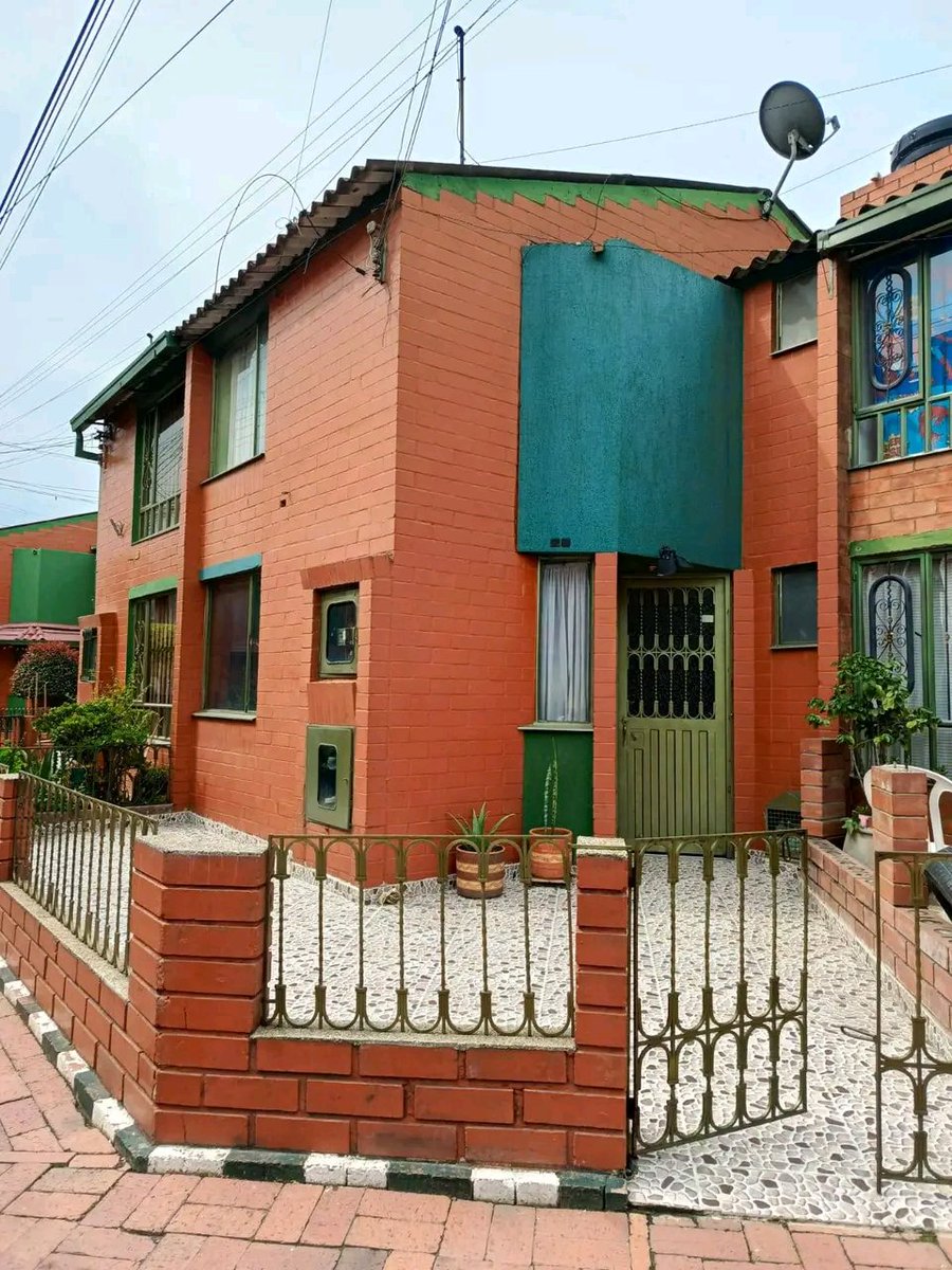 InmobiliariaJI's tweet photo. Ganga Casa en Kennedy Detrás del Portal Américas,2 pisos,área 6x10,3 habitaciones,2 baños, parqueadero propio,225 millones solo pago en efectivo para más información 3005503799 https://t.co/Shtev5lKHn