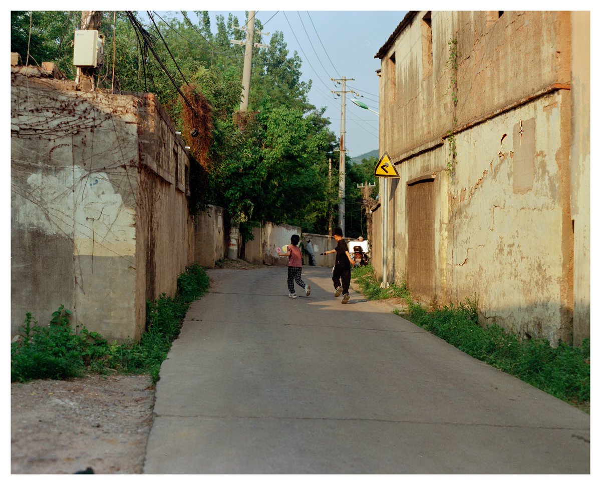 五月，窦村

曾经石匠们的聚落，
如今石屑早已随风散尽；
而他们打磨过的时光，
却永远停在了这里。
凿痕深处，春天迟到了许多年。

🎞️：5207