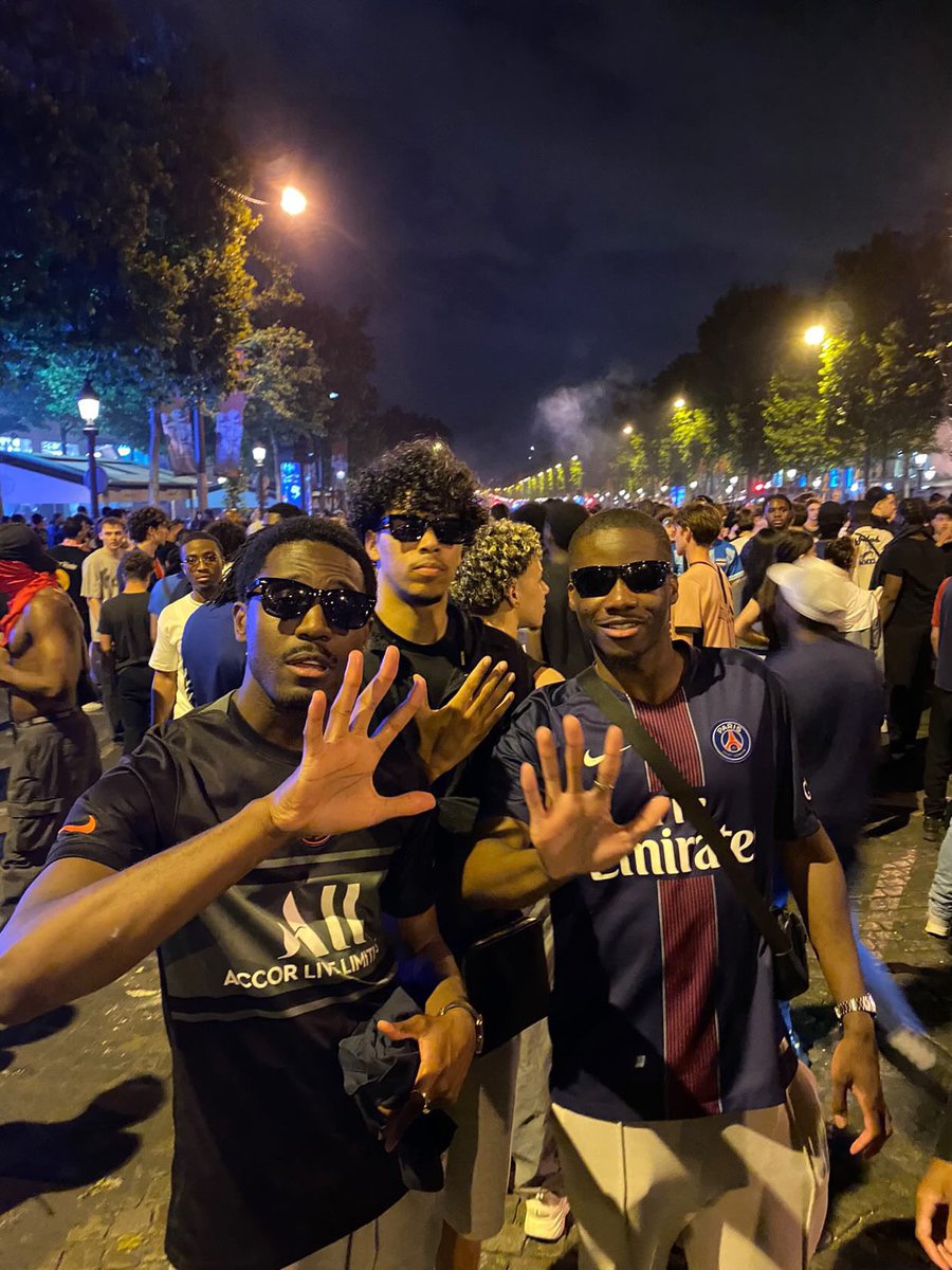 Warren2432's tweet image. LA SOIRÉE DE DINGUE 😭❤️ 5-0 ! J’arrive toujours pas y croire, Paris Saint-Germain vainqueur de la LDC wow 🔴🔵