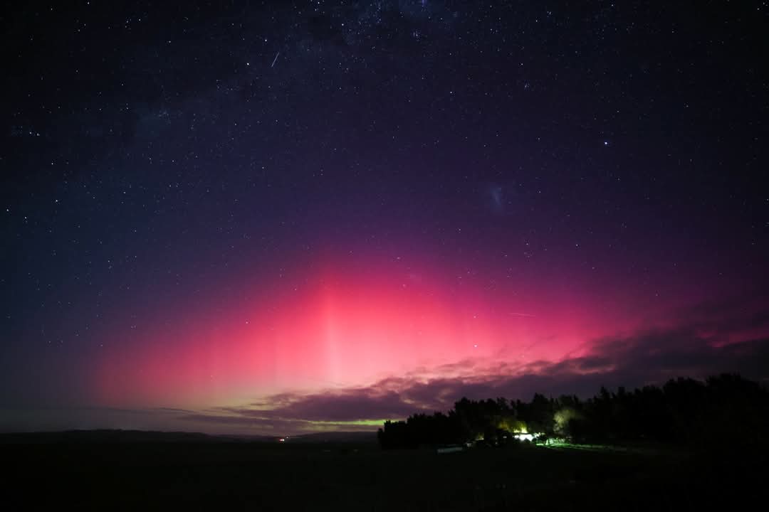 #TormentaSolar 

La tormenta solar severa (G4) se adelanto en la madrugada debido al intenso viento solar y se vieron auroras en zonas atípicas como Nueva Zelanda (imagen) o incluso el Golfo de Mexico!
Atención esta noche en Ushuaia y ciudades del sur argentino porque las