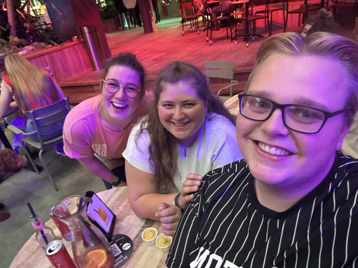 aisha_vdv's tweet photo. Soms heb je alleen een paar goede vrienden, wat slechte wifi en een heleboel gelach nodig om weer op te laden!  🫶🏻❤️ #genoten   @k3__magie @Marit_Wester https://t.co/XDsLX8CSxT