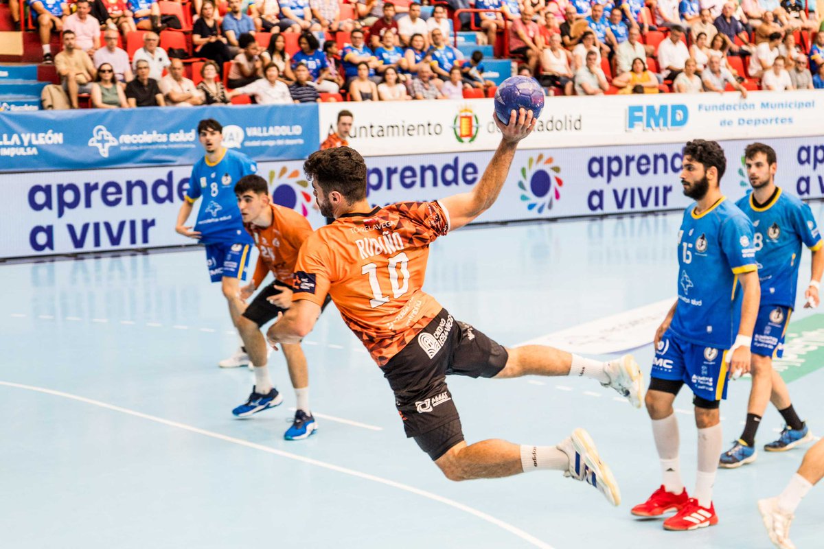 ASOBAL's tweet photo. 😱 @BMTorrelavega acaba con la condición de invicto de @atlvalladolid en Huerta del Rey (28-31) 

🟠 El equipo de Jacobo Cuétara aprovecha la derrota de @CDBidasoaIrun para escalar a la 3️⃣ posición con 41p y lograr billete para Europa 

📸 Alejandro Nieto 

#EscuelaDeTalento https://t.co/4hzjkibpdT