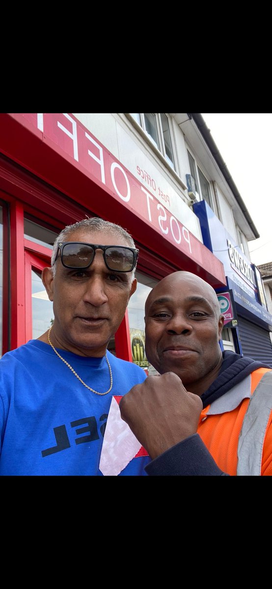 Old Skool Handsworth/Villa legend Kash the Flash Gill with ex ABA champion Mark Ramsey 👊🏾

Mark was 1 underrated boxer who gave Ricky Hatton 24 tough rounds &amp; if matched better, would have had pro titles.

Luckily for Mark, his sons Jacob &amp; Aaron had a bit on the pitch. UTV 👊🏾