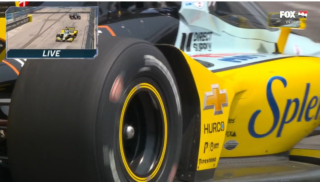 Rasmussen pegándole al muro tras de salir de pits con neumáticos frios. Al parecer no hay daños. 

#IndyCar #DetroitGP