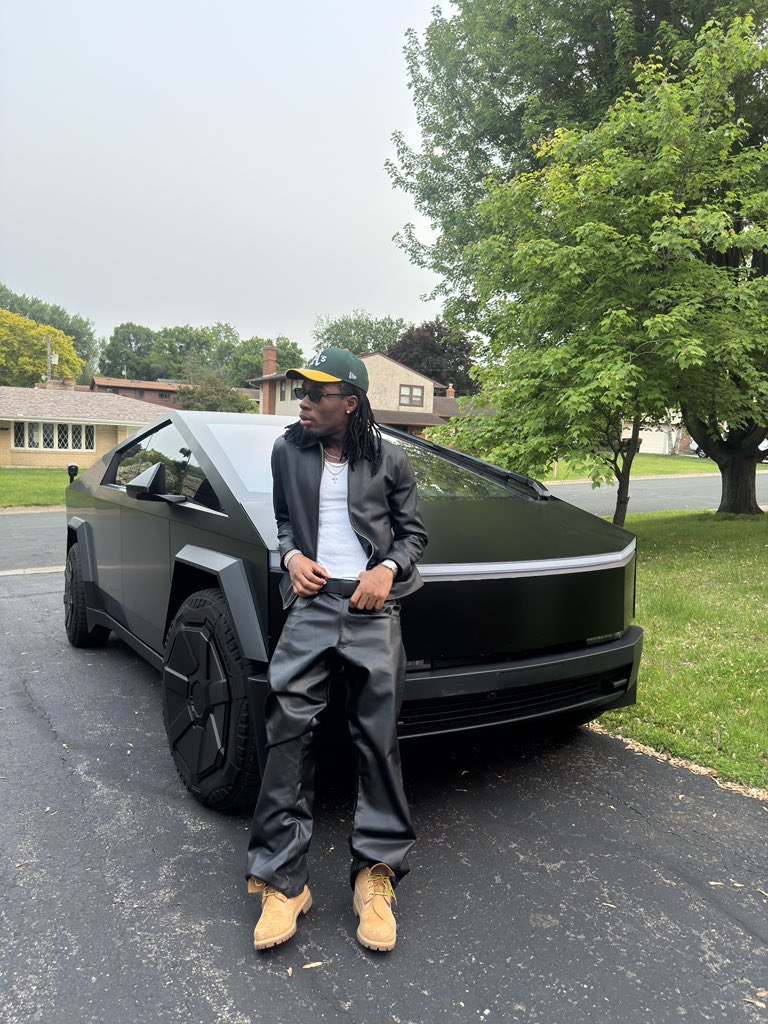 Joeboy just bought his own cyber truck too, worth 350 million naira🤯😩