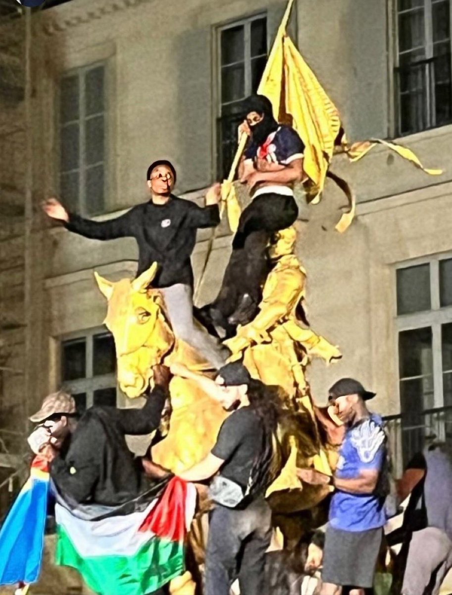 Parigi. La statua di San Giovanna d’Arco, in place des Pyramides, durante i festeggiamenti per la
vittoria del Psg in Champions League.  Quanti livelli di lettura…