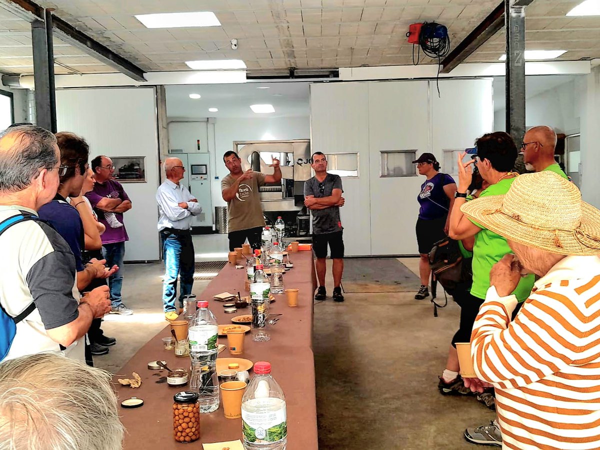 EL REBLÓ, la Coordinadora de Pedra Seca del #baixpenedes va fent camí.
Fidel als motius pels quals va ser constituïda, ahir va tenir lloc la 2a. Jornada de #pedraseca a #labisbaldelpenedes, durant la qual experts en la matèria van fer una fer una caminada guiada pel patrimoni.