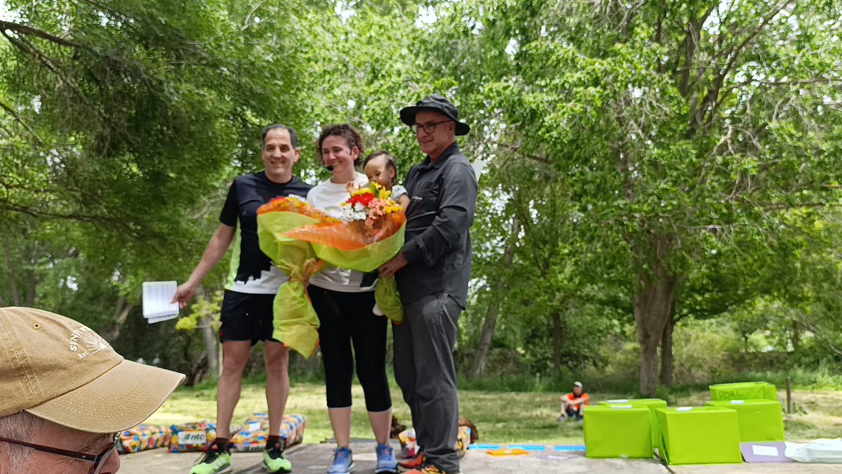 Fin de fiesta de homenajes:
➡️ Asociación de Mujeres de El Fresno
➡️ Emilio Veneros, el que fuera ‘la voz’ de las primeras marchas 
➡️ Lourdes Jimenez, de Body Wellness, y Vidicam 

Por su colaboración en la animación final a lo largo de todos estos años.

#MarchaPronisa 💚