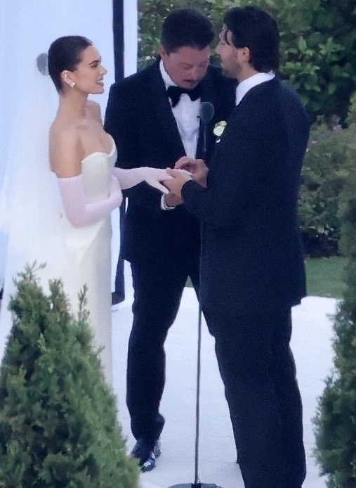 Hailee Steinfeld to Josh Allen:

"With this ring..."

*crash*

"OH MY GOD THAT'S PATRICK MAHOMES' MUSIC"