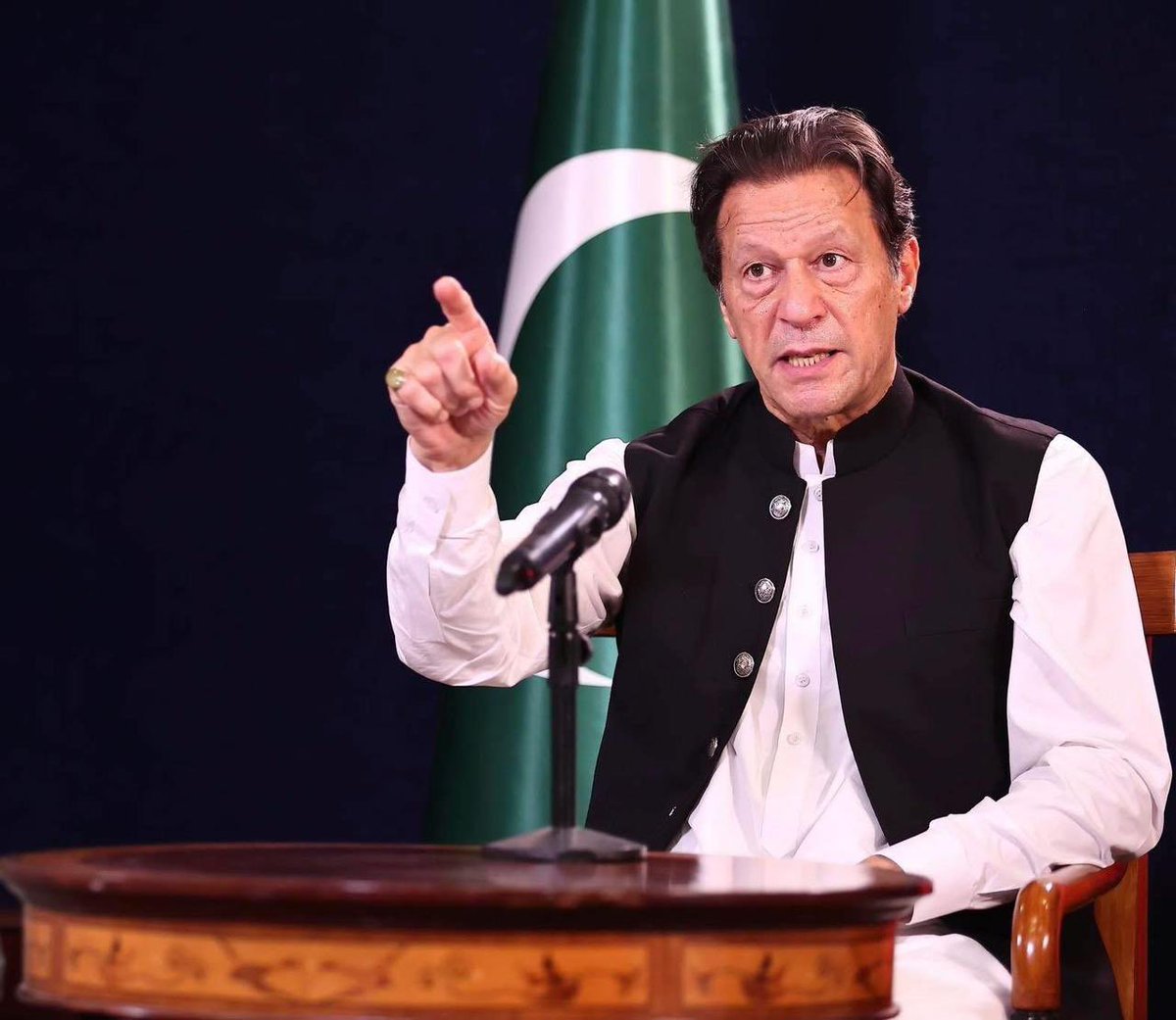 ہم نے ایسے ہی نہیں تیری طرف داری کی
تُو علامت ہے میرے دیس میں خودداری کی
#سمبڑیال_کپتان_کا
