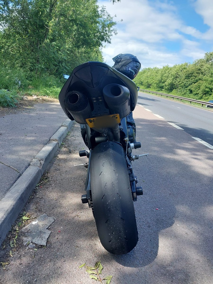 90mph on dual carriageway and all it took was a mirror check to see the marked bike directly behind.
Initially comes to our attention due to positioning of rear plate.
Tucked up above rear wheel, moved from type approved location.
Rider reported..
#opsbikes