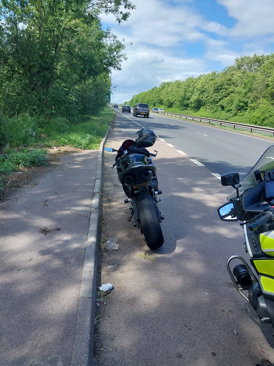 DerbysRPUBikers's tweet image. 90mph on dual carriageway and all it took was a mirror check to see the marked bike directly behind.
Initially comes to our attention due to positioning of rear plate.
Tucked up above rear wheel, moved from type approved location.
Rider reported..
#opsbikes