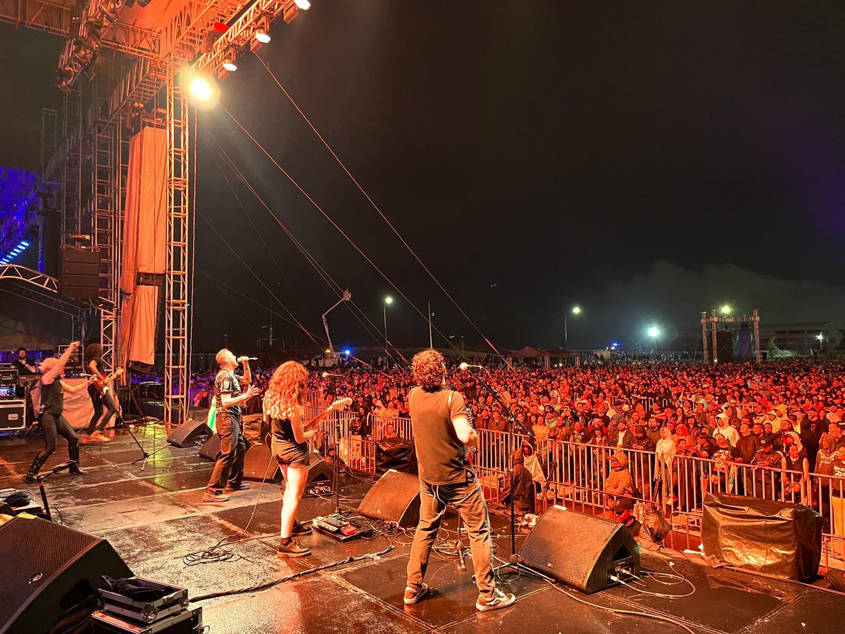 Eskerrik asko Ciudad Neza, eskerrik asko México. 
Lo de ayer noche, a pesar de la lluvia tenaz, fue el pogo de la revancha. 
Pero seguimos exigiendo saber la verdad sobre lo que ocurrió anteayer en el Foro Alicia:
quién organizó el operativo, quién dio la orden, porqué, para qué.