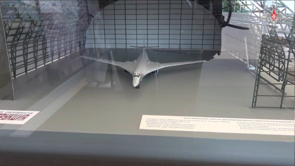 🇷🇺🇺🇸 Russia parked the bombers outside in a nice order due to strategic nuclear control treaty.

“START treaty requires assets like bombers to be out in the open for people to determine if they're conventionally or nuclearly armed.”

The strike will have deep implications …