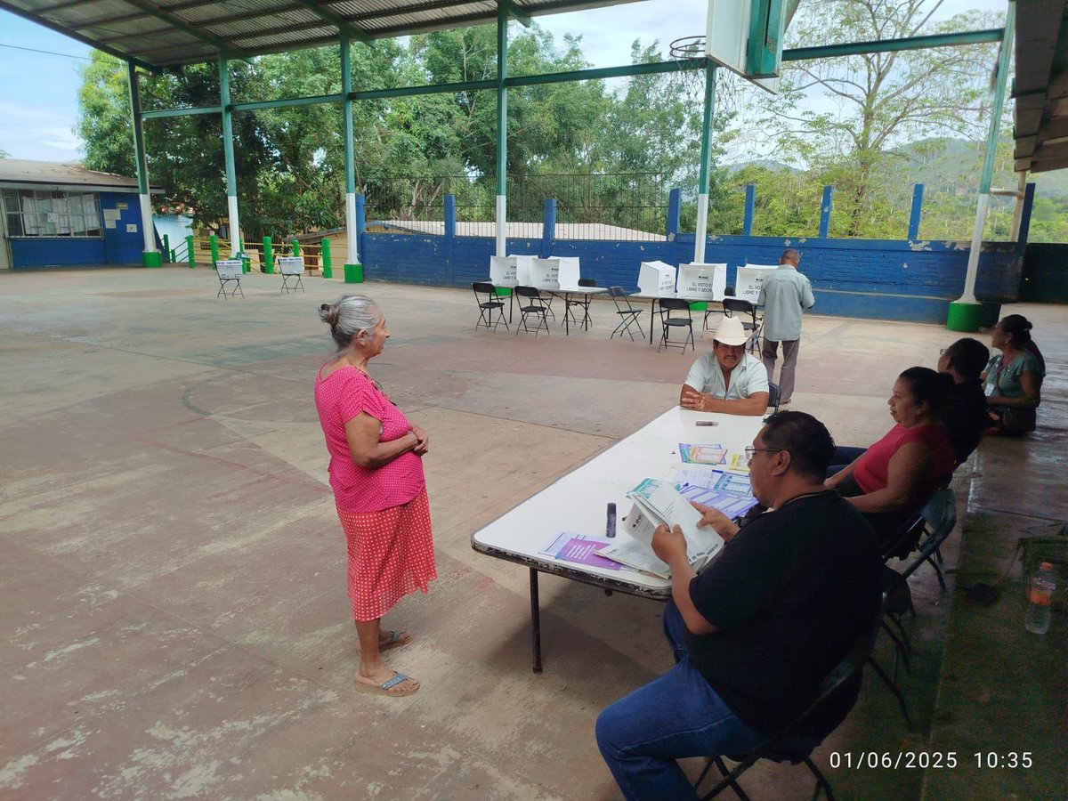 ¡Así las cosas en #Guerrero! 
En casillas de #Chilpancingo (San Mateo), y en varias zonas de #Acapulco (Tres palos), las casillas están vacías. 
La gente no salió a votar… por más spots, bardas y propaganda, no convencieron a nadie.
La abstención es la respuesta a la farsa.