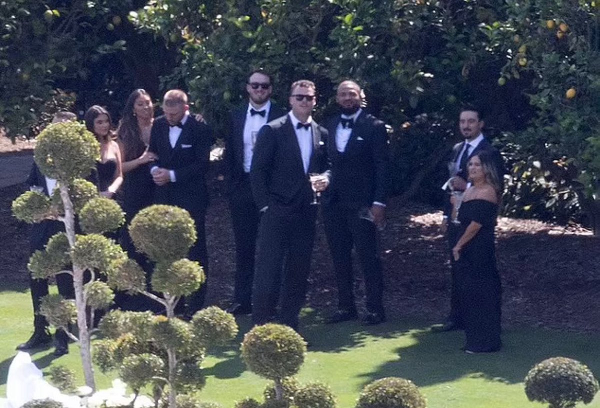 Free agent Gabe Davis was in attendance for his former quarterback’s wedding yesterday 👀 #BillsMafia

📸 from David Buchan <a href="/DailyMail/">Daily Mail</a>