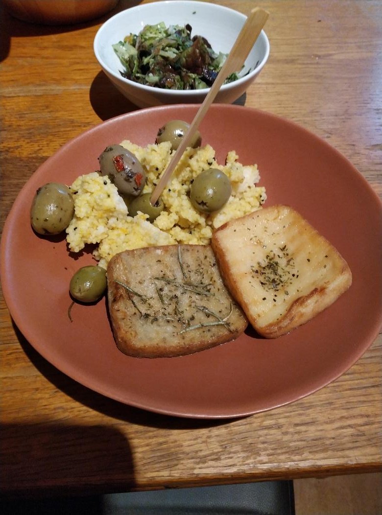 Feines mediterranes Abendessen: Grillkäse mit Rosmarin/Knoblauch, Zaatar, Ras-el-hanout, dazu Salatvariation und grüne Oliven 😋