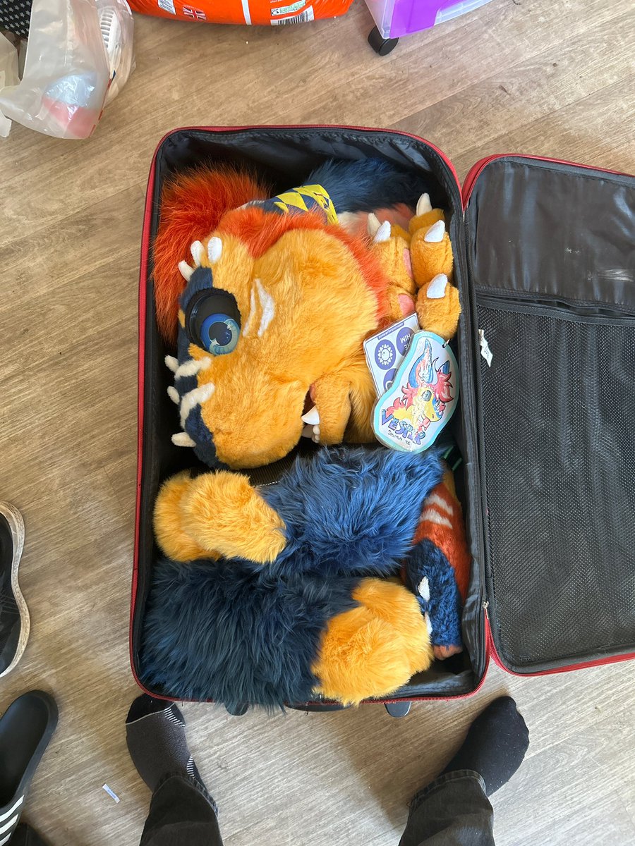 Hey so uh

I am CONSIDERING selling Vesper, he would be 1k at most

He is a full partial
2 sets of hand paws
A long motion tail
A nub tail
And slipper style feetpaws

He was made by astro fenn in march 2024