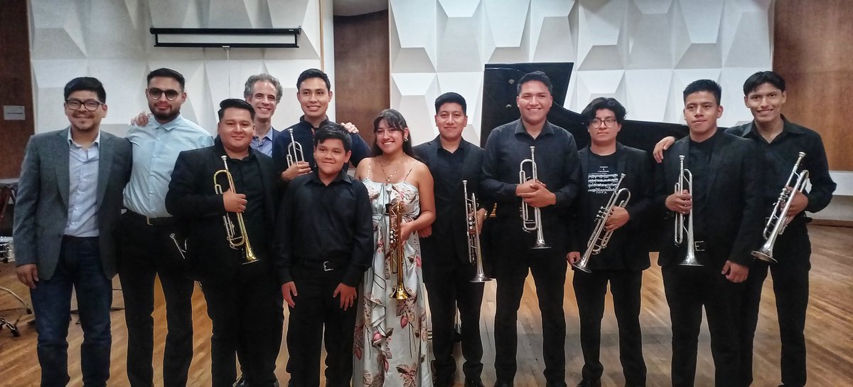 pablomirocortez's tweet photo. El concierto de fin de semestre de la cátedra de trompeta 🎺 de mi buen amigo y compañero Omar Cabrera 🎺 en la Escuela Superior de música INBAL 🇲🇽 🎶

Cómo siempre, un gusto enorme poder ser parte del equipo 🤗
Muchas felicidades 🎊 😊 🤗 https://t.co/QT9EEjReZn