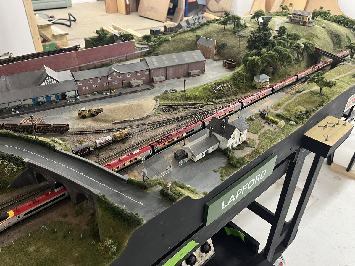#TMRGUK Revolution trains Pendalino 9 car dcc fitted bit too long for the platform at Lapford, it as new in box tested over half a circuit for sale at £300 +postage feel free to share <a href="/MillsyModels/">Millsy</a> <a href="/GwinearLane/">Gwinear Lane</a> <a href="/mattymidland/">Matt Dawson🐟</a> <a href="/ShedlyYard/">Shedly Yard 🚆</a> <a href="/NSE_Latchmere/">Network Southeast Latchmere ❤️🤍💙</a> <a href="/WyverLane/">Wyver Lane</a> 👍🏻