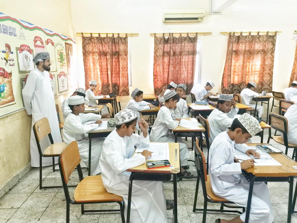 جانب من اداء طلبة المدرسة للاختبارات النهائية للفصل الدراسي الثاني في اليوم الأول سائلين الله لهم التوفيق والنجاح والتميز في جميع الاختبارات.
#فعاليات_تعليمية_مسقط
#مدارسنا_مستقبل_واعد