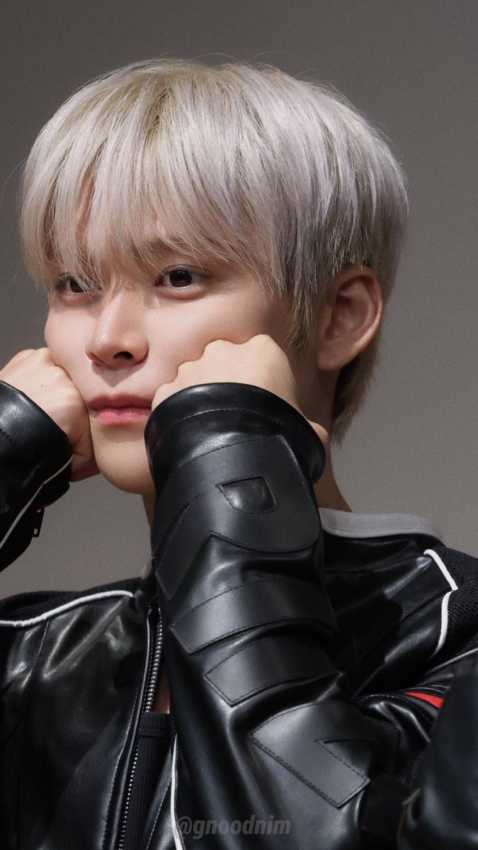 need to fill his pretty face with kisses