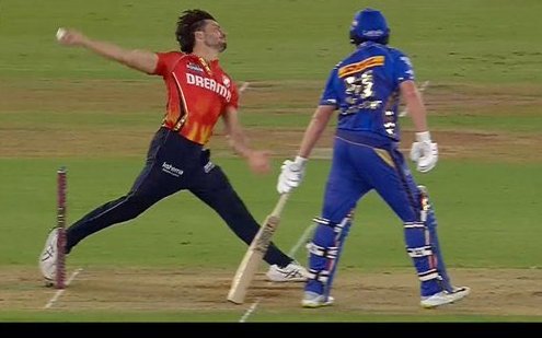 Rohit Sharma got out to a No ball and people call him lucky. 

 WTF is happening here in Ahmedabad?? 

 Where are the umpires? Now No one have objection on it..If same thing happen with Punjab then they call it fixing .
Hypocry #RohitSharma𓃵 #NoBall #Umpire #Fixing