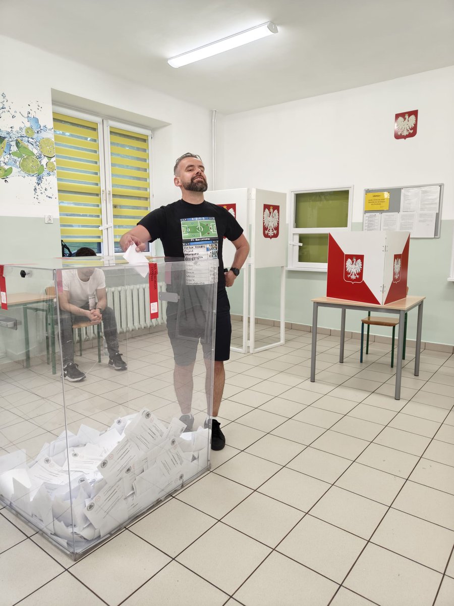 Zagłosowane. 20:10 - tłumów to nie ma. Ja swój obowiązek spełniłem.