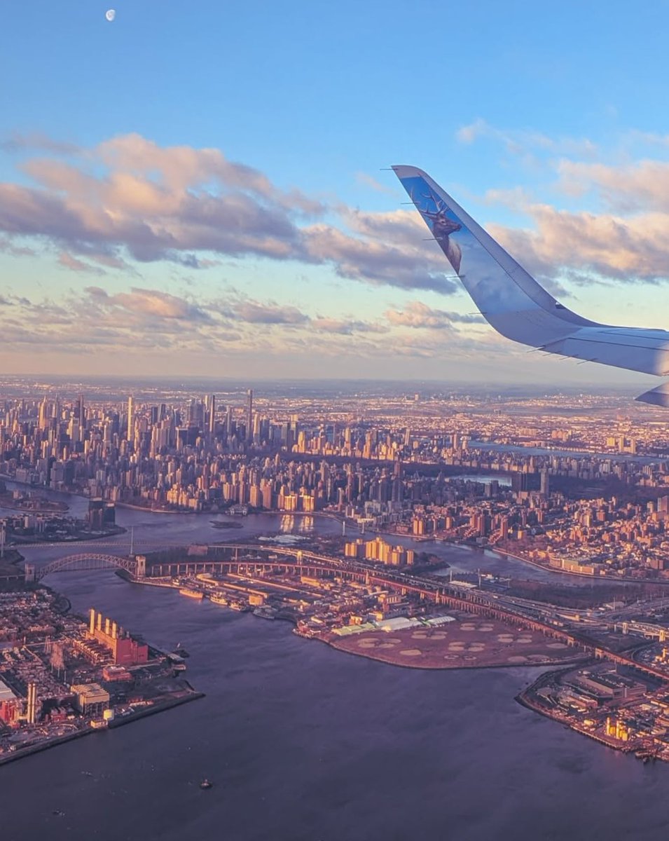 Frontier Airlines tweet media