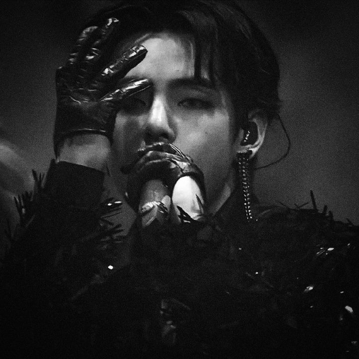 Functional harmony is a fundamental element in musical interpretation, as it allows the expression of emotions and nuances, creating a sense of tension and resolution, contributing to the cohesion and expressiveness of the music.

HAPPY 12 YEARS WITH V
#12YearsWithTaehyung