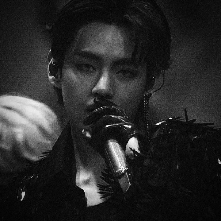 The harmonic field used in each of his songs, the progression performed in each session such as intro, verses, pre-chorus, chorus, instrumental, bridge, tag and the instruments used, are purposeful and specifically generate the effect that Taehyung wants to cause in the listener.