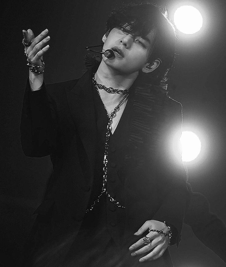 Kim Taehyung conveys the feelings involved in the experiences that generate his compositions: pain, sadness, frustration, anger, love, joy, overcoming, happiness, calm, peace, tranquility, hope. The vocal and instrumental stylistic choices cooperate to achieve this result.