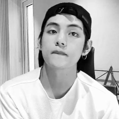 SKILLS:

“ABSOLUTE PITCH”
There are people who have absolute pitch and others who have “RELATIVE PITCH”. Or even both. The main difference is that absolute pitch is an innate and rare ability. Relative pitch can be developed with training. Taehyung has both of these abilities.