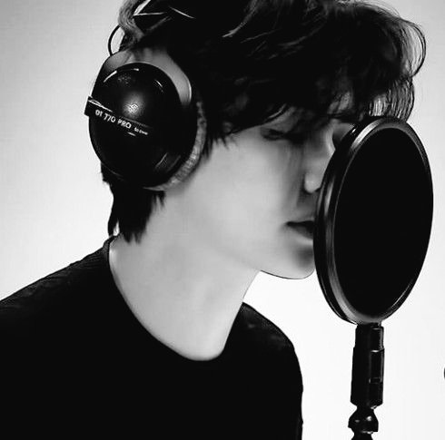 I really appreciate Kim Taehyung's vocal ability to perform any VOICE: be it baritone, tenor, contralto or soprano. Notice his unique timbre even doing harmonies in 4 o'clock, Stigma, Singularity, Inner Child, Snow Flower, FRI(END)S, Christmas Tree, Winter Bear, Scenery...