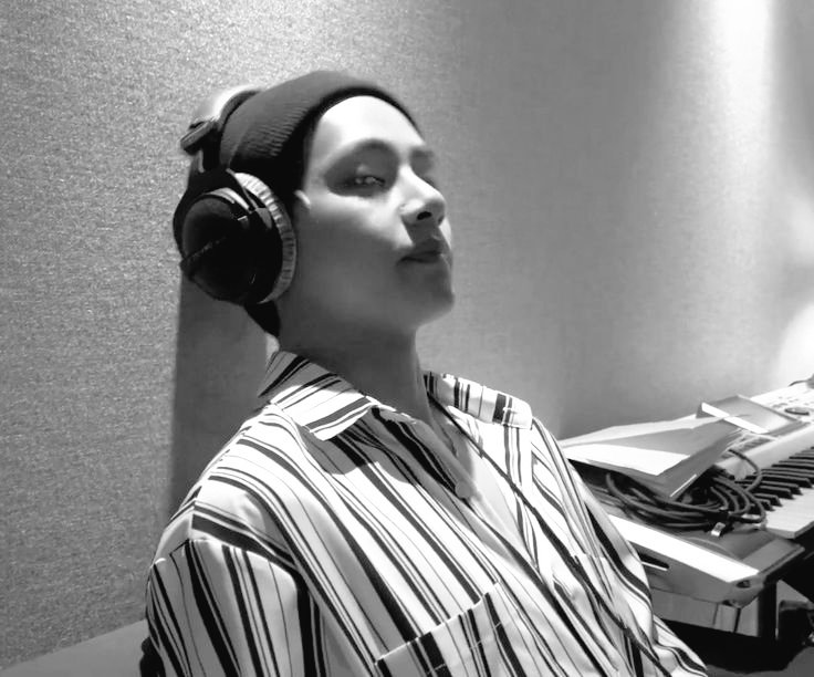 The difference between harmonic ear and melodic ear lies in the perception of sounds: harmonic ear is related to the perception of sounds that vibrate simultaneously. The development of harmonic ear can be done by memorizing the sound of chords.

#12YearsWithTaehyung