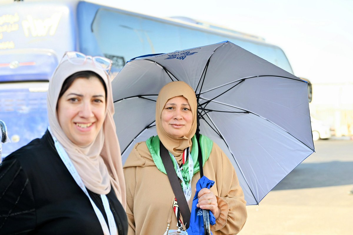 الفرق الميدانية بـ #تجمع_المدينة_الصحي تودع #ضيوف_الرحمن المغادرين إلى المشاعر المقدسة، من خلال تقديم المظلات والحقائب الصحية في مركز مراقبة تفويج الحجاج بطريق الهجرة، ضمن جهود التوعية والوقاية من الإجهاد الحراري.

#حج_بصحة 
#المدينة_المنورة