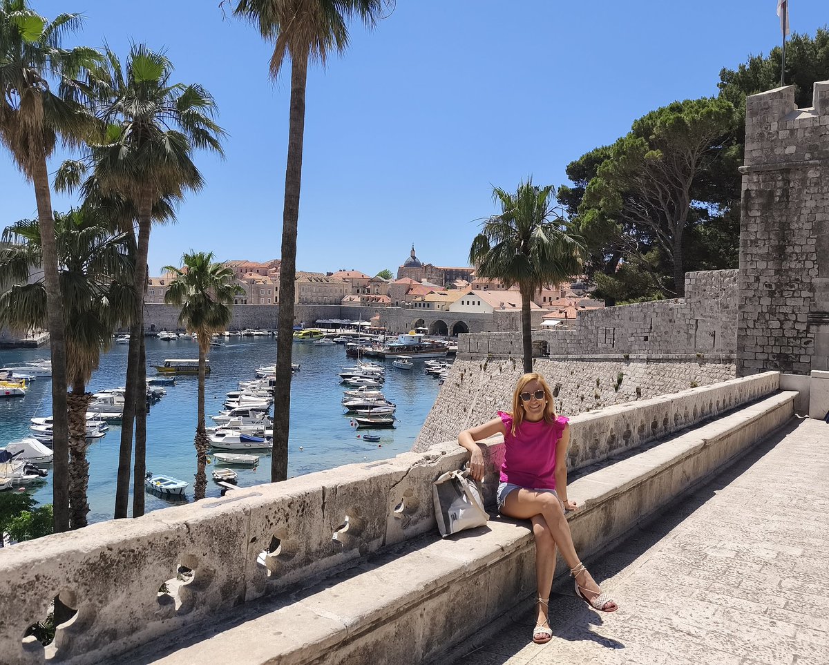 PaulaCabaleiro's tweet photo. Dubrovnik 🇭🇷🌴☀️🏰
Fuxir uns días co meu amor, a coñecer cidades que tiñamos entre os nosos desexos dende fai anos 💜
E respirar, baixar revolucións (que últimamente sinto que me fai moita falta) 🌿🌊
#Croacia #Dubrovnik🇭🇷 #CityWalls #CidadesFermosas #Escapada #ModoOff https://t.co/1N9zvSUcnn