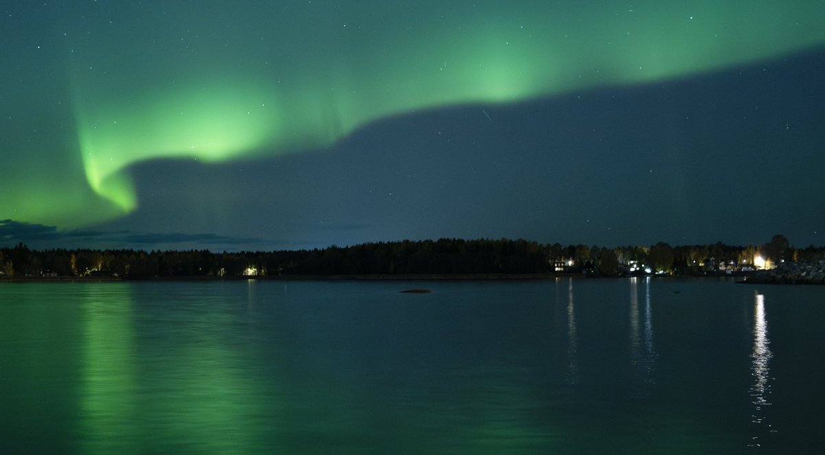 Heads up, Michigan and 29 other states! There's a strong chance we'll see the northern lights tonight between 10 PM and 2 AM, even as far south as Metro Detroit—look north and get away from city lights if you can!