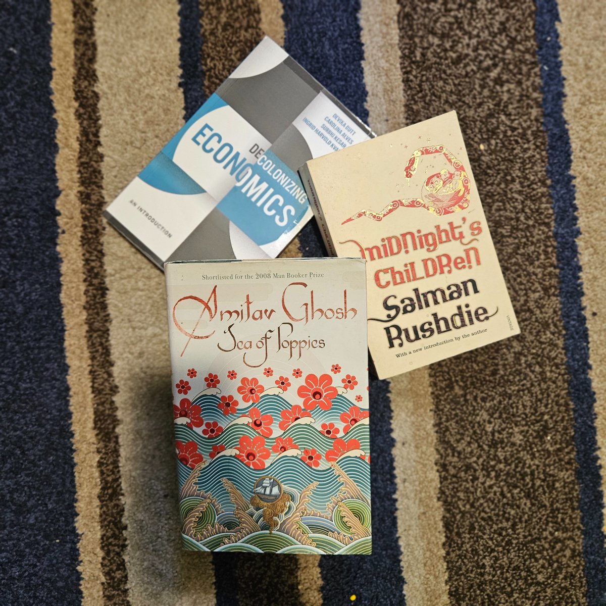 Okay, here are some new additions to my family 😌

'Decolonising Economics' 

'Sea of Poppies'

'Midnight's Children'

Bye 👋
