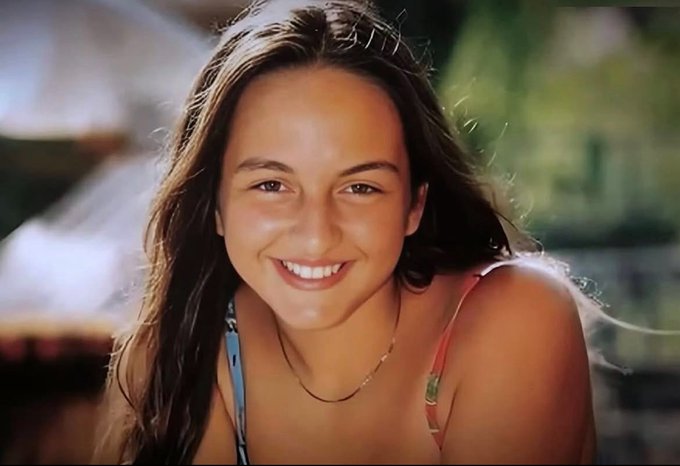 Bir çocuğu, Çağla Tuğaltay'ı üzerinde okul forması ile üstelik #okuldangelince kendi evinde öldüren caninin yakalanmaması...
25 yıldır bu ayıp hepimize yetmedi mi?