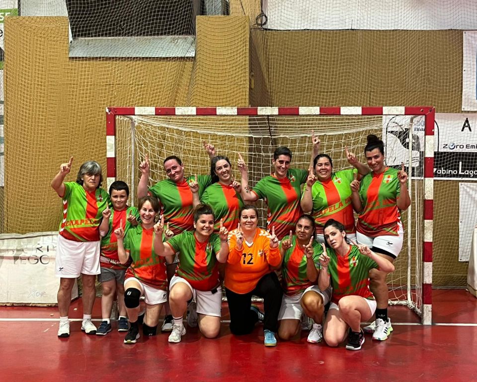 CB_ChapelaWeb's tweet image. Segundo torneo do noso equipo de veteranas. Desta vez na Cañiza, e agora cun segundo posto como premio. Moi ben feito equipo!!!! 
#imoschapela #vermelloeverde