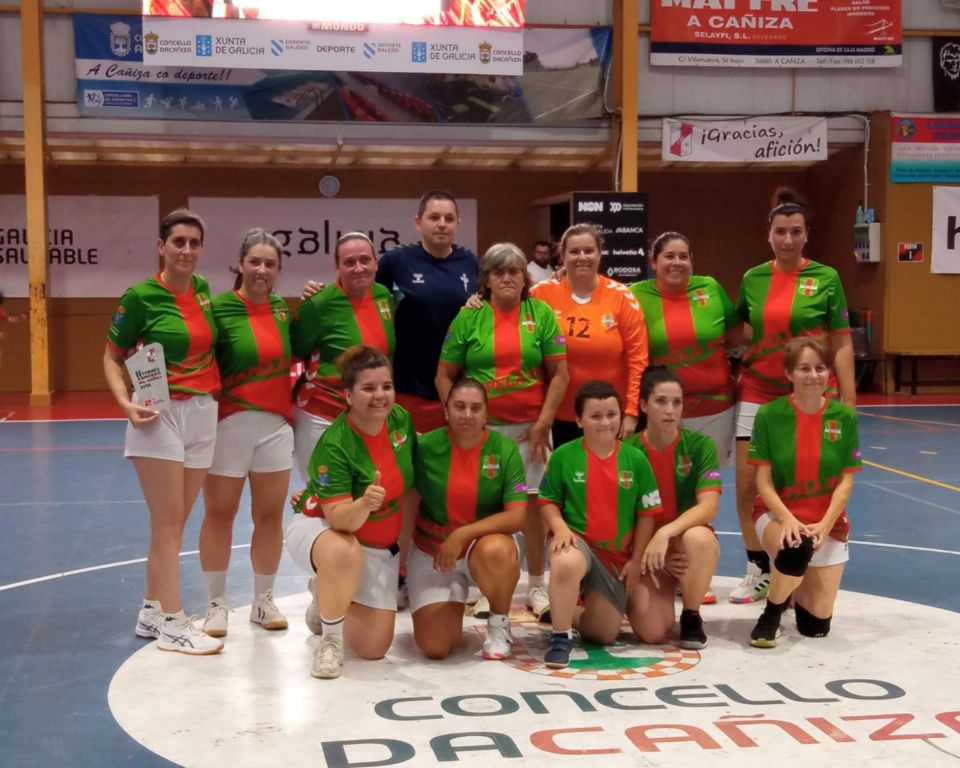 CB_ChapelaWeb's tweet image. Segundo torneo do noso equipo de veteranas. Desta vez na Cañiza, e agora cun segundo posto como premio. Moi ben feito equipo!!!! 
#imoschapela #vermelloeverde