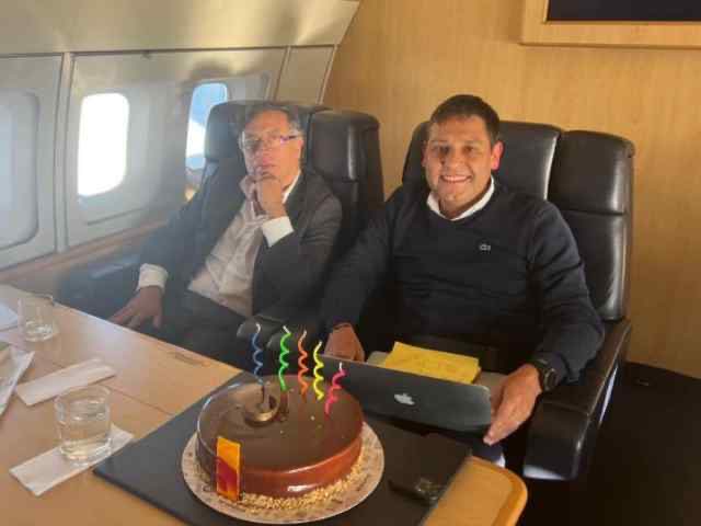Juan Gonzalo Botero ♿ (@juangobotero) on Twitter photo Ahora se las tira de que no es petrista! Acomodado el personaje! Sos más falso que una moneda de 25 mil pesos! Como la ven? <a href="/camilogaviriag/">Camilo Gaviria Gutiérrez</a> <a href="/richizuluaga/">Richi Zuluaga 🇨🇴 🇨🇱 🇺🇦 🇹🇼</a> <a href="/julianospinapos/">𝗝𝘂𝗹𝗶á𝗻 𝗔𝗻𝗱𝗿é𝘀 𝗢𝘀𝗽𝗶𝗻𝗮 𝗣𝗼𝘀𝗮𝗱𝗮</a> Ahora se las tira de que no es petrista! Acomodado el personaje! Sos más falso que una moneda de 25 mil pesos! Como la ven? <a href="/camilogaviriag/">Camilo Gaviria Gutiérrez</a> <a href="/richizuluaga/">Richi Zuluaga 🇨🇴 🇨🇱 🇺🇦 🇹🇼</a> <a href="/julianospinapos/">𝗝𝘂𝗹𝗶á𝗻 𝗔𝗻𝗱𝗿é𝘀 𝗢𝘀𝗽𝗶𝗻𝗮 𝗣𝗼𝘀𝗮𝗱𝗮</a>