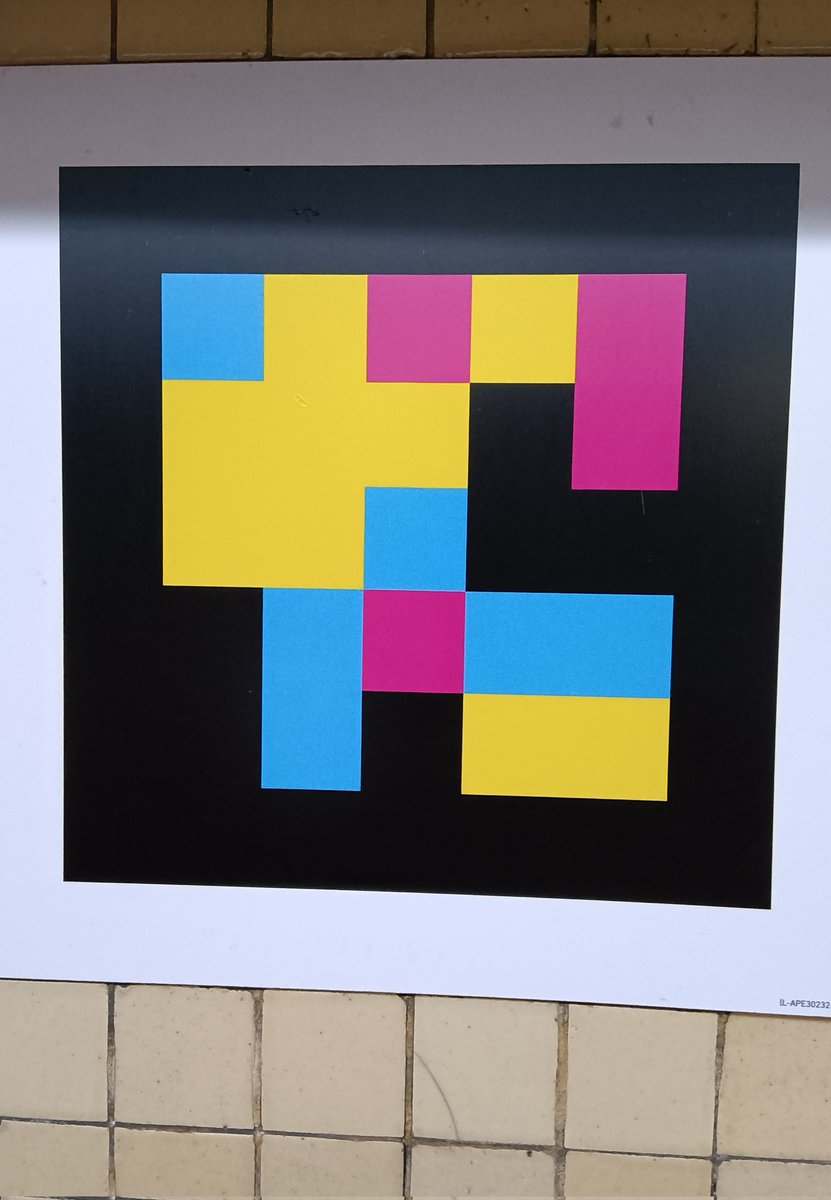 Algú sap que són aquests cartells al metro?