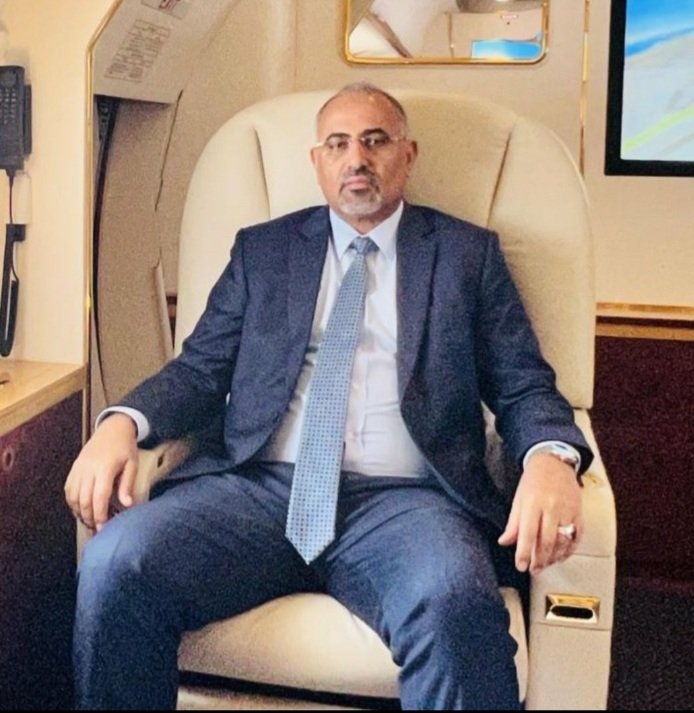 الاخ عيدروس الزبيدي المحترم

شي معك للشعب اخبار تبيض الوجه وتكون بقدر الصبر اللي صبروه طوال سنين والا ننتظر خطاب الوداع من فخامتكم واختاروا لنا فخامة اخر لعله افخم من فخامتكم 

صب قهوة