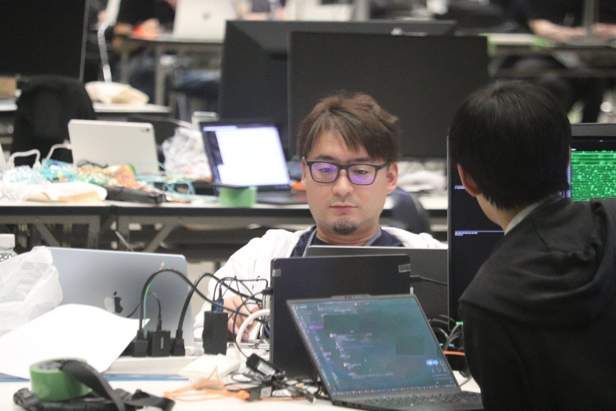 ShowNet_NOCTeam's tweet photo. ShowNetのバックボーン（L2/L3)は、昨日のDay3まででおおむねベースの設定は完了した様子。
一部設定の変更や、トラブルシュートのフェーズに入りました。今年は高機能かつシンプルなマルチテナントバックボーンを目指します。

#shownet
#interop24 https://t.co/nSH3HK4PqA