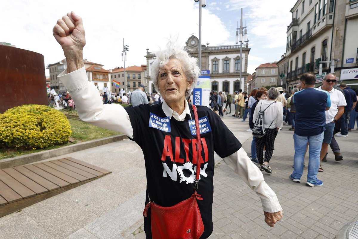 EcoloxistasGC's tweet photo. Nené González Prieto, 92 anos e toda unha vida loitando contra Ence. 👏👏👏👏
Segue na loita💪, hoxe en Pontevedra repartía incansable adhesivos co lema "A ría é nosa, e non da celulosa"
#ALTRINON #celulosasfóra #NinEnceNaRiaNinAltriNaUlloa https://t.co/4mgVtyC6lS