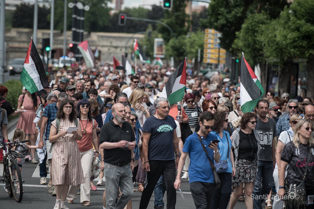 Milaka lagunek Iruñeko kaleak hartu ditugu berriro genozidioaren eta okupazioaren amaiera eskatzeko <a href="/yala_nafarroa/">YalaNafarroa</a> eta <a href="/BDZ_Nafarroa/">BDZ Nafarroa</a> ekimenek deituta.

Un genocidio no se para con palabras y buenas intenciones, se para con acciones y presión popular. 

🇵🇸 PALESTINA LIBRE!